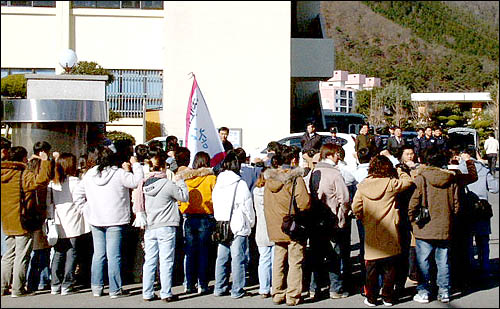 순천대학교 학생들과 교수, 시민단체들은 경찰서 앞에서 국가보안법 철폐와 한총련 이적규정 철회를 주장했다. 